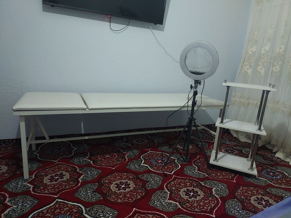 Салон учун кушетка полка и лампа.