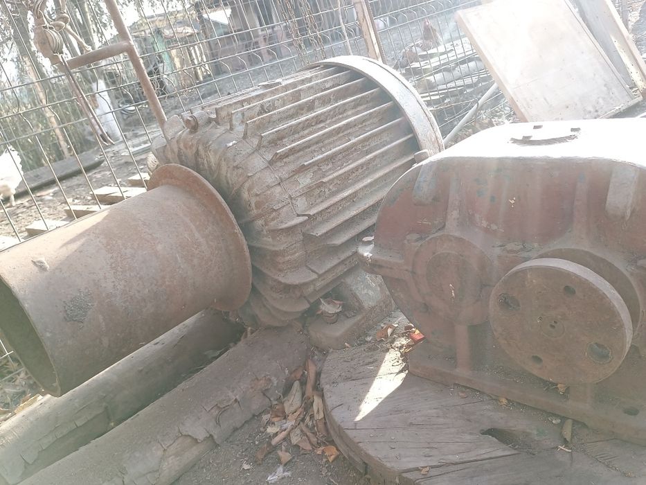 Vând motor electric trifazat cu reductor