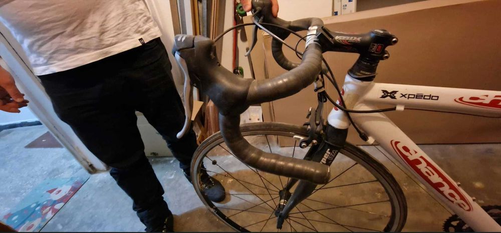 Bicicleta carbon folosita la antrenamentele pentru turul frantei