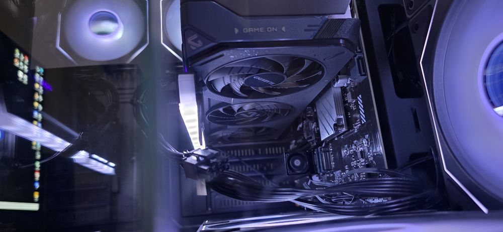 Vând placă video Gigabyte RX 9060 XT 16GB Gaming OC