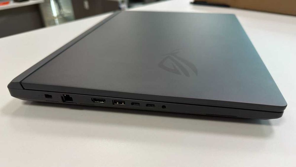 ASUS ROG Strix G18 G18LM-S9025, лаптоп с 18-инчов екран