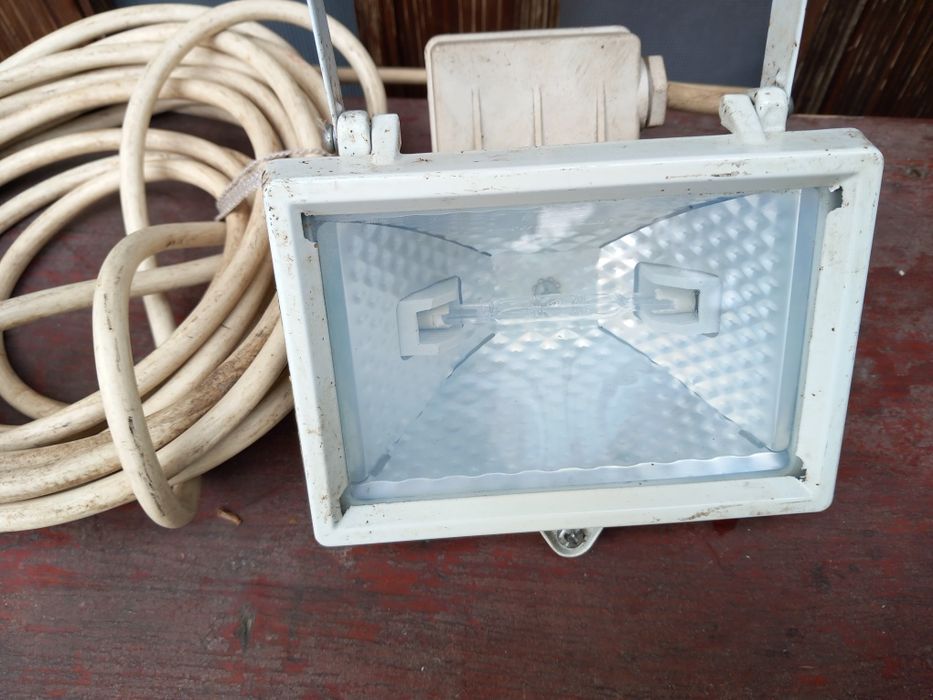 Proiector Alb cu halogen .