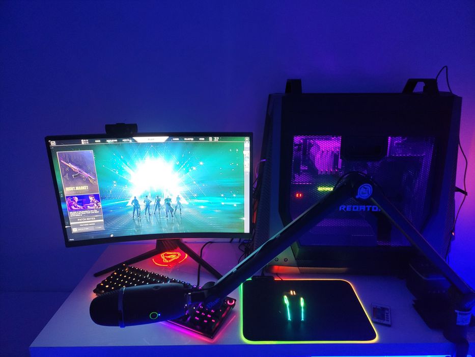 Компютър Predator 9000, Rtx 2080 ti, intel i7, msi монитор, микрофон