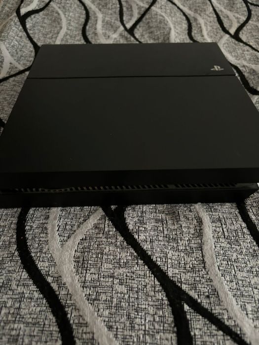 Продается пс4 в хорошем состояни