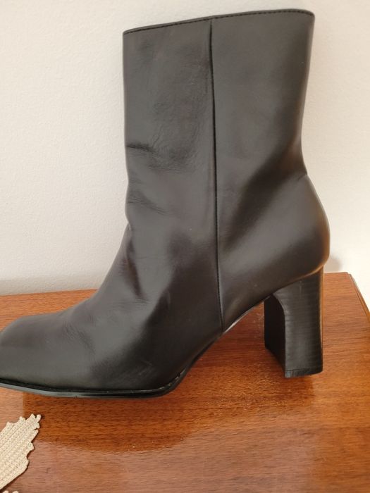 Vind botine din piele naturala .