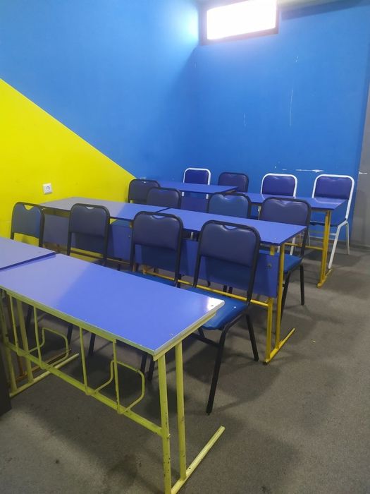 O'quv markazi uchun parta va stullar sotiladi