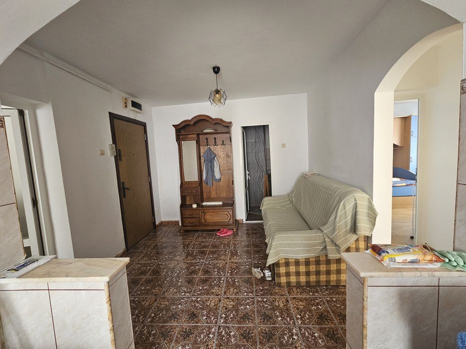 Închiriez apartament 3 camere