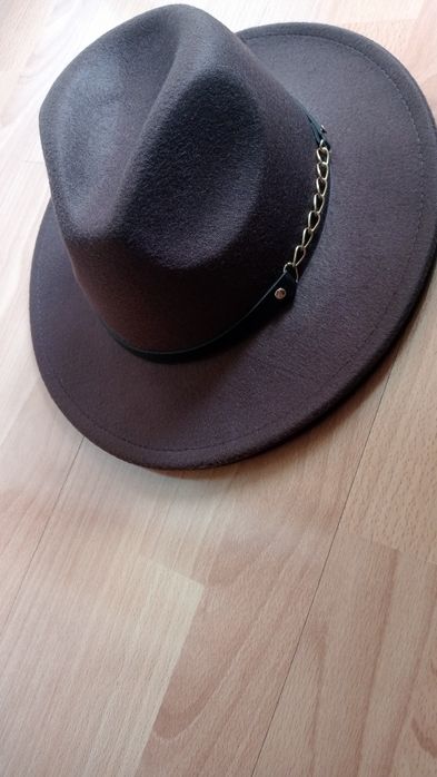 Pălării din postav cu borul mare.