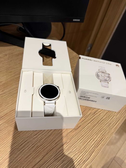 Huawei Watch GT 5 Pro 42mm White Fluoroelastomer Strap Като НОВ