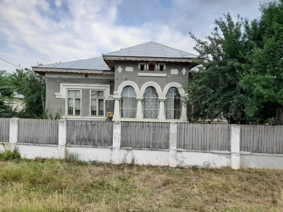 Vând casa și teren