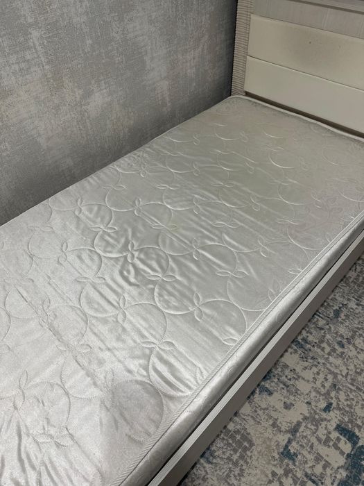 Продам кровать с матрасом и стол компьютерный.