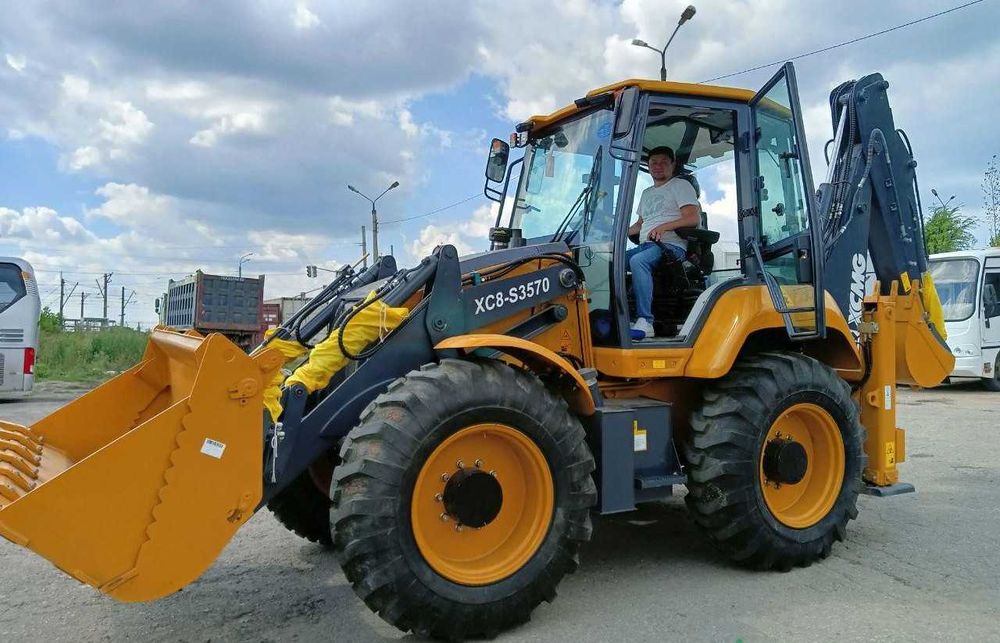 XCMG XC8-S3570  равноколесный экскаватор-погрузчик склад