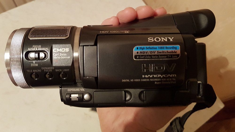 Полупрофессиональная камера Sony HDR-HC1E