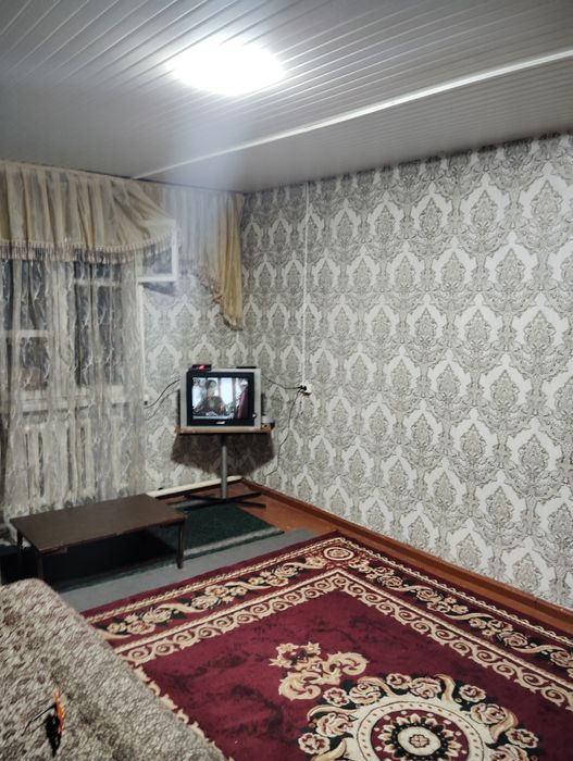 Сдается 1ком на спутнике8 2этаж 2этажки  с удобствами с мебелью агенст