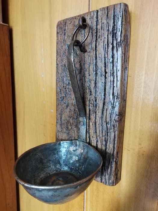 Маси от орех ,закачалка,нощна лампа и други произведения от дърво