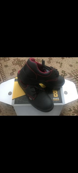 Нови работни обувки с метална пластина