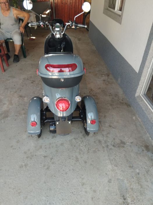 Scuter elecectric cu 3 roti