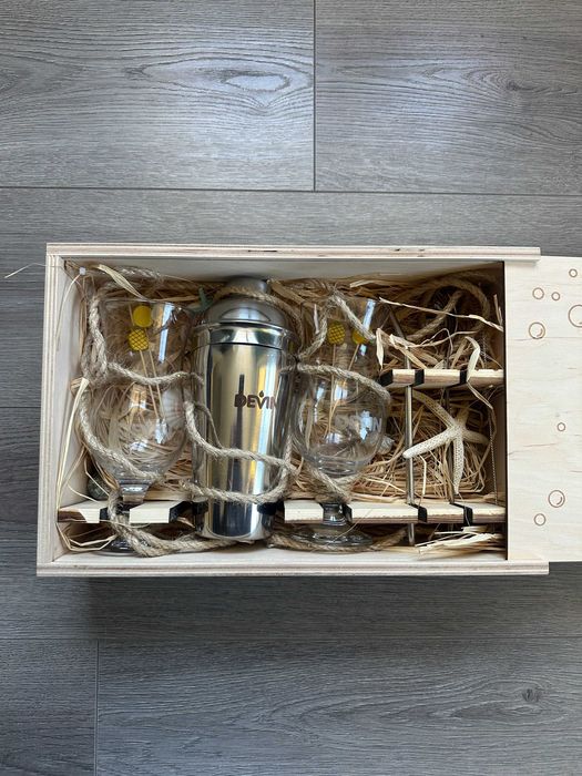 Луксозна кутия метален шейкър чаши +аксесоари Devin подход. за подарък