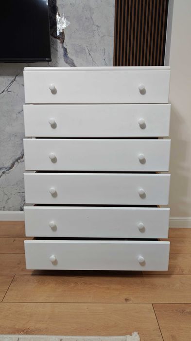 Шкаф белого цвета продам