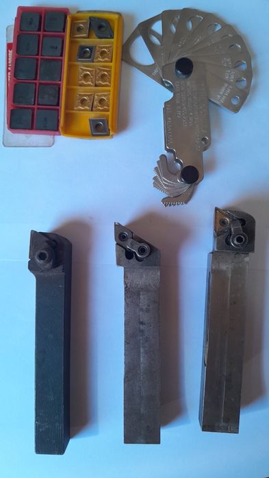 Vând cuțite de strung