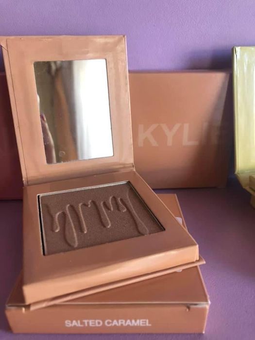 Хайлайтър в кутия с огледало 6 цвята на KYLIE cosmetics