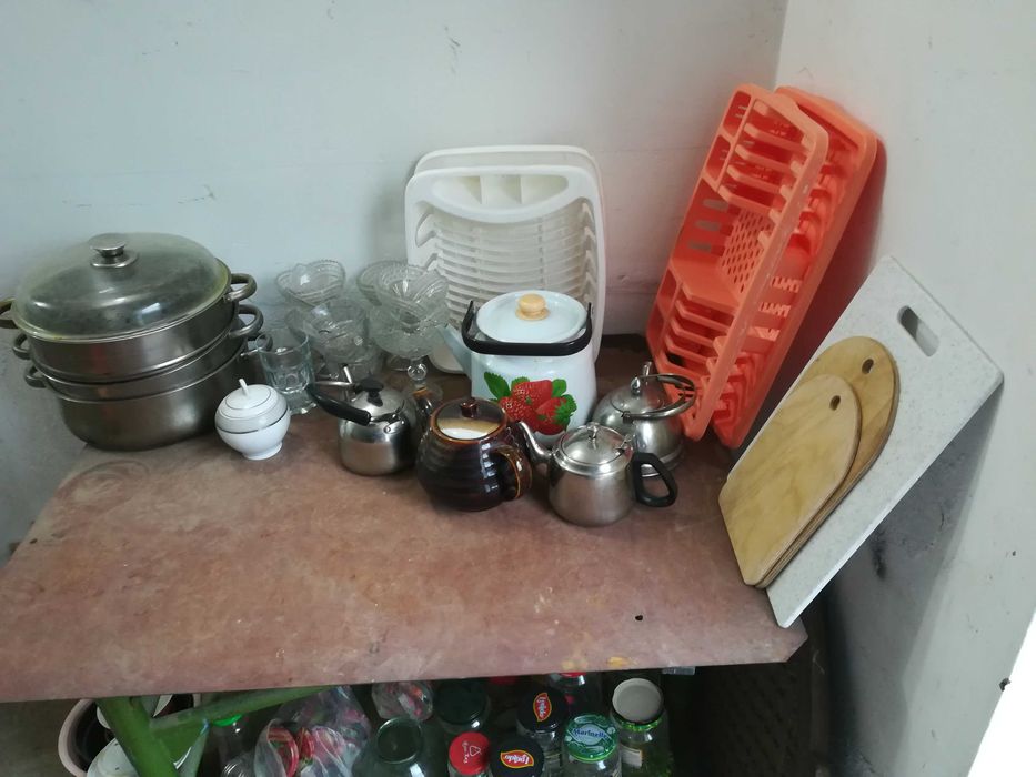 Чайники разных объёмов, посуда