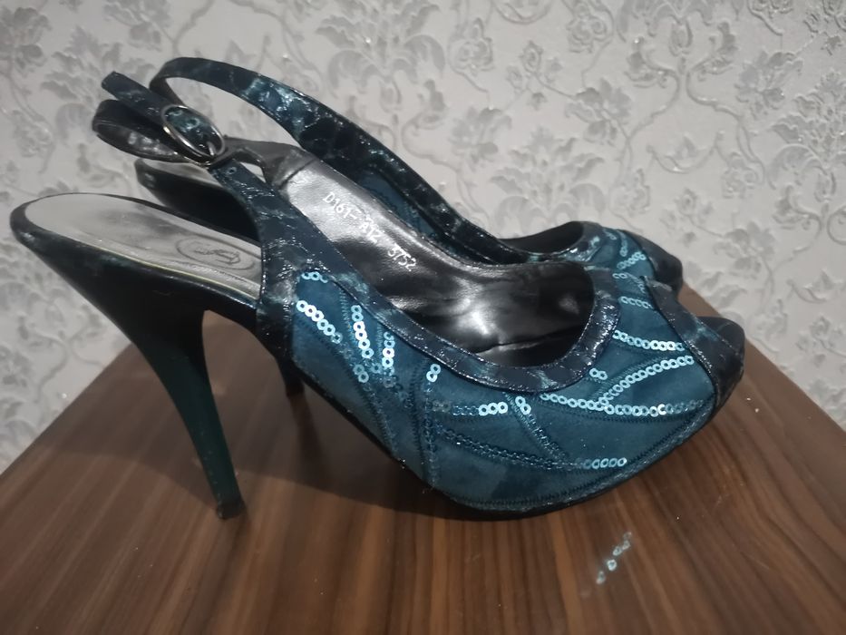 Босоножки нарядные