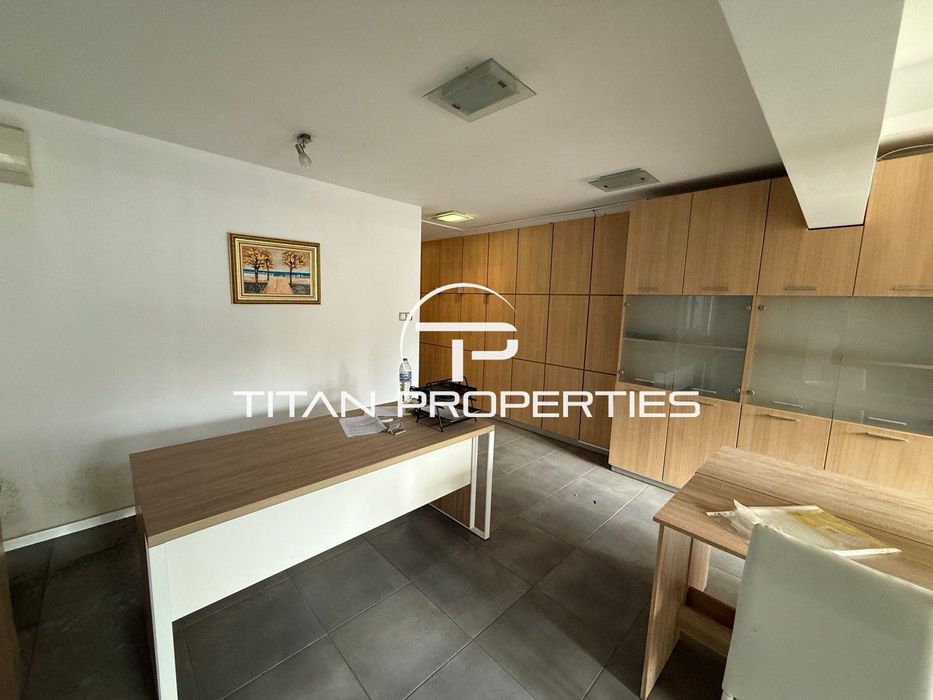 Дава се под наем Офис в Бургас, Център - 150 кв.м за 1994.61 € - Снимка #1