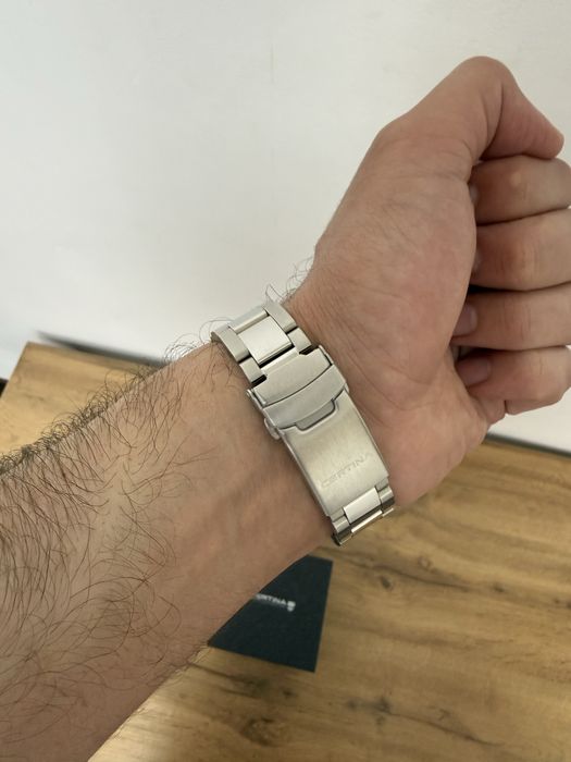 Продаются швейцарские часы Certina, модель 2025 года.