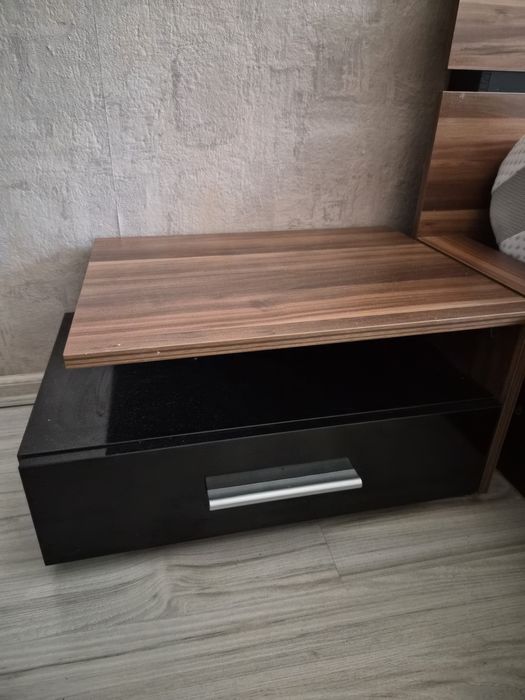 Продавам чисто нова спалня с две нощни шкафчета.