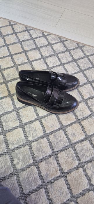 Продам школьные туфли