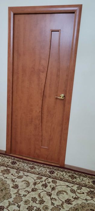 Двери межкомнатные ,стол и стулья