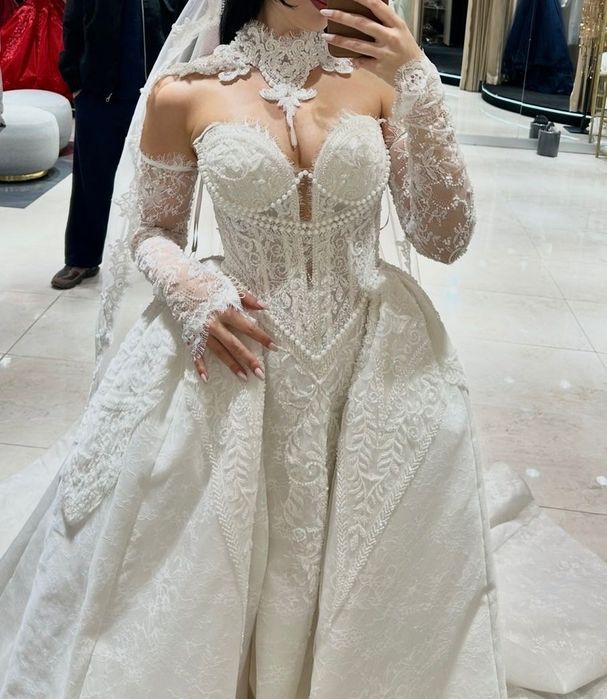 Булчинска рокля Casa Wedding – Истанбул. Продава се за 1250€. Комплект с було с перли, ръкавели и колие.