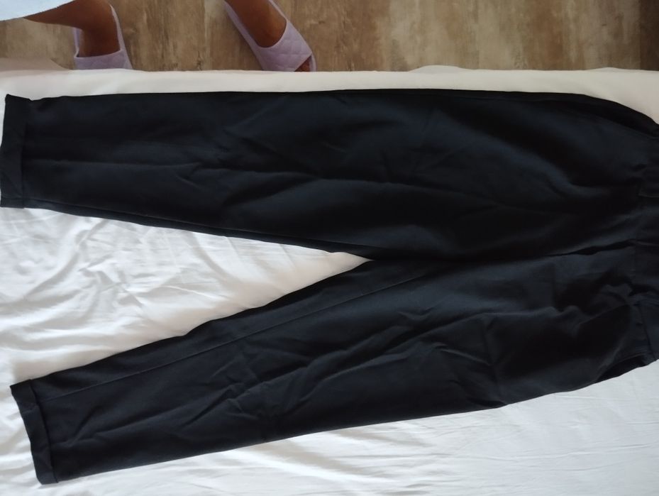 Дамски черен панталон.