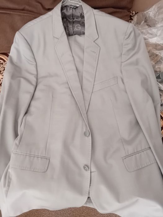 Vând 2 costume ,cel negru  nou