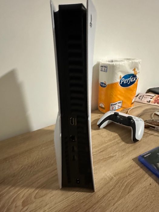 Плайстейшън 5 слим 1 терабайт + ФИФА 26 + 2 джойстика