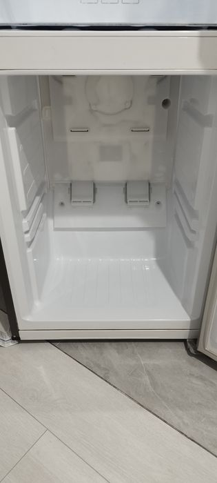 Продам холодильник, двухкамерный.