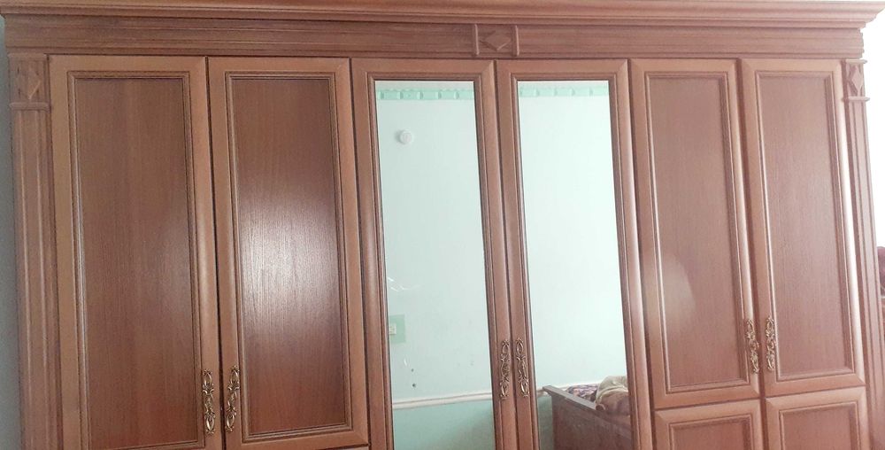 Yotoqxona mebellari barcha jihozlari zudlik bilan sotiladi.Holati alo.