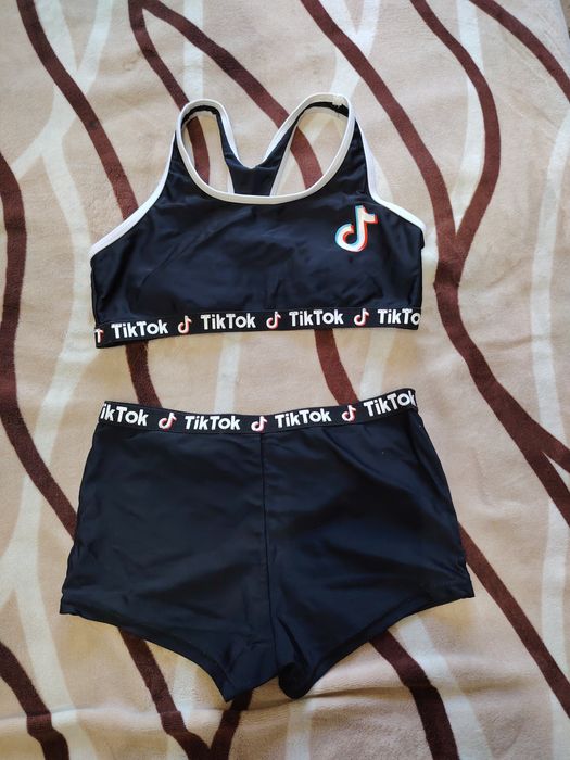 Продам купальник на девочку 8 лет.