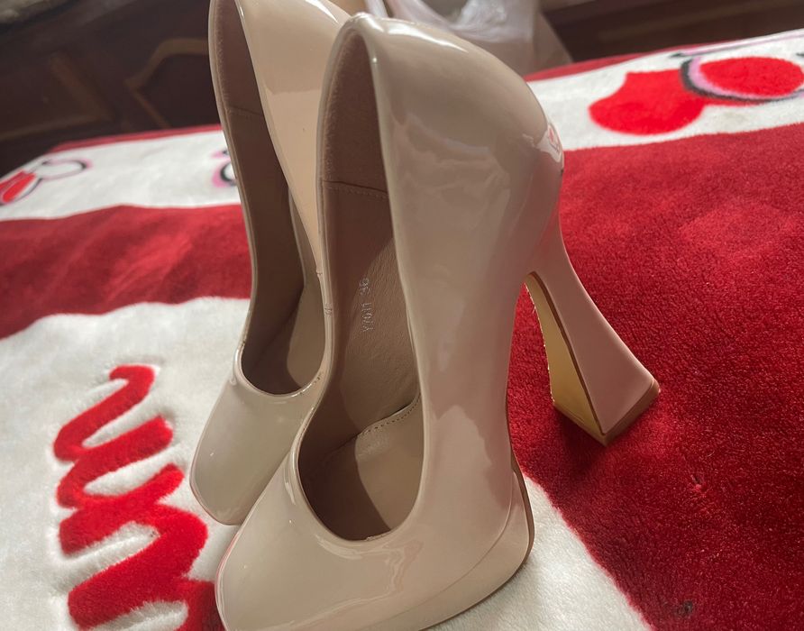 Pantofi nude lăcuiți!