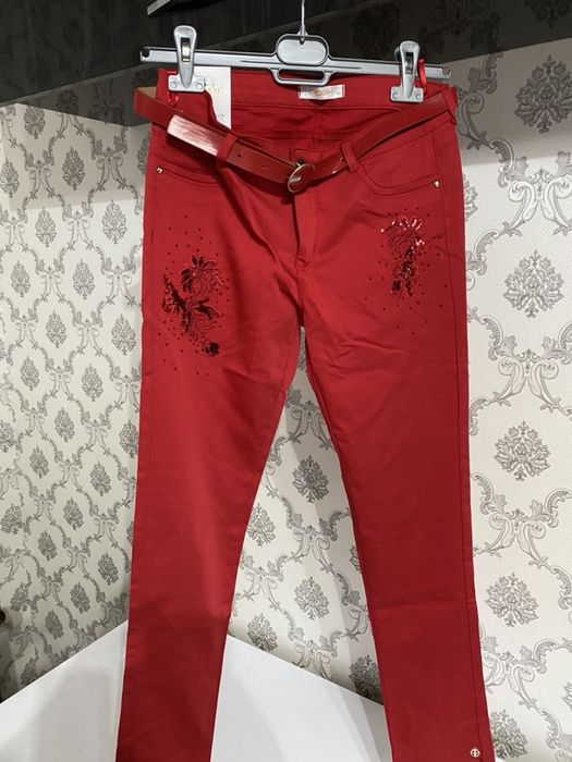 Pantaloni eleganti si blugi