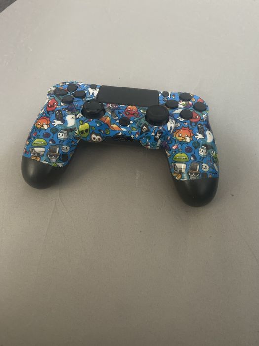 Vand   Playstation4  cu 3 controlare si cateva jocuri