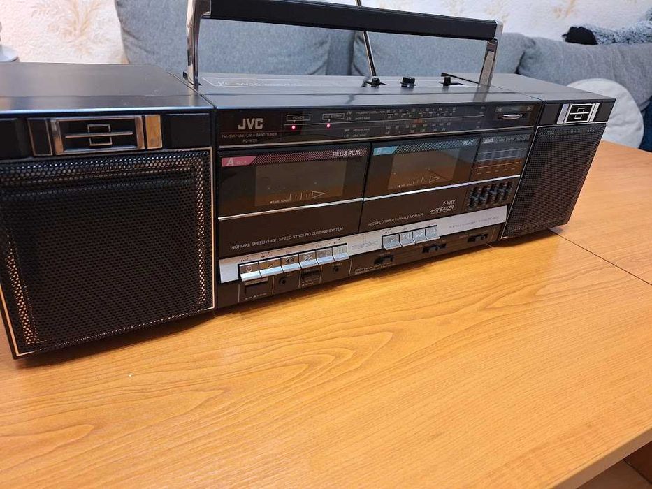 Стерео радиокасетофон JVC PC-W 35, всичко работи, външен вид като нов.