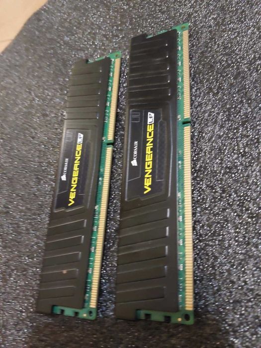 16GB (2x8) 1600Mhz, CL9, DDR3 - Corsair Vengance, Crucial Ballistix