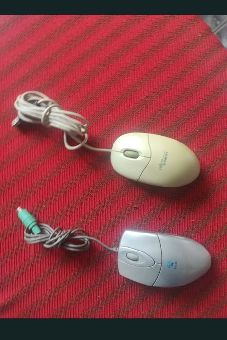 Mouse pentru calculator cu diferite mufe în stare perfectă de funcționare.