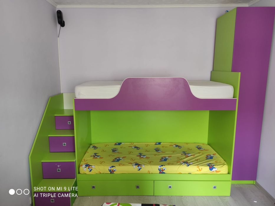 Mobilier complet cameră copii/tineret – paturi suprapuse, dulapuri, birou + polițe