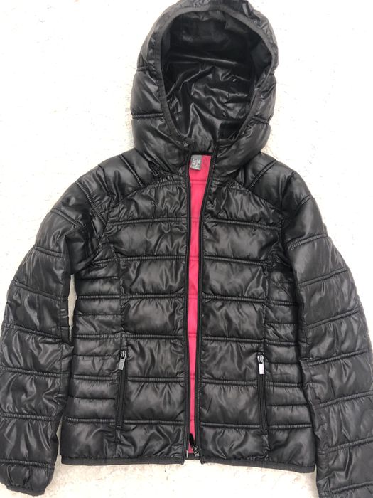 Продам куртки на девочку  .