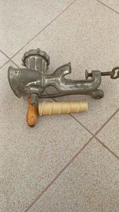 Метална месомелачка