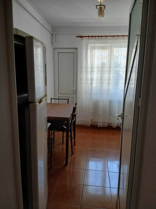 Închiriez apartament cu 2 camere în zona Nord