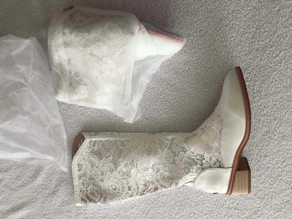 Нови бели кожени ботуши с дантела